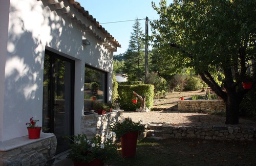 Le Puy-Sainte-Reparade House | Idyllic Logis Nestled Amid the Pines with Pool & Breakfast