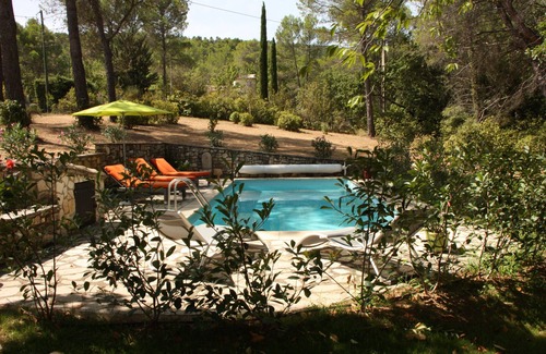 Le Puy-Sainte-Reparade House | Idyllic Logis Nestled Amid the Pines with Pool & Breakfast