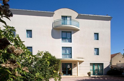Saint-Yorre Hotel | Discover Logis L'Auberge Bourbonnaise with Ocean Views