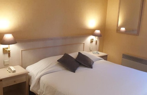 Saint-Yorre Hotel | Discover Logis L'Auberge Bourbonnaise with Ocean Views