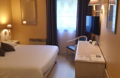 Saint-Yorre Hotel | Discover Logis L'Auberge Bourbonnaise with Ocean Views