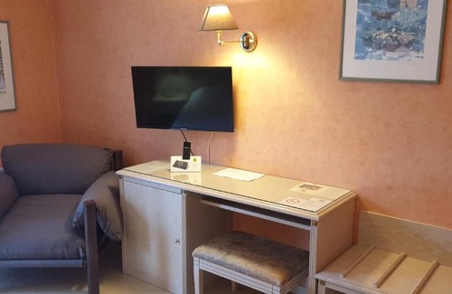 Saint-Yorre Hotel | Discover Logis L'Auberge Bourbonnaise with Ocean Views