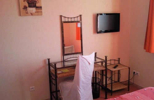 Molieres Hotel | Family-Friendly Stay at Logis L'Auberge du Quercy Blanc