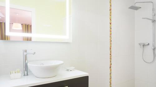 Remilly-Aillicourt Hotel | Discover Logis La Sapinière: Family-Friendly Getaway