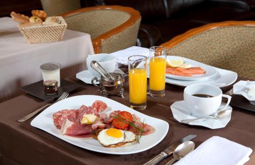 Gudmont Hotel | Discover Logis La Source Bleue: Oceanfront Getaway Awaits