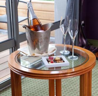 Gudmont Hotel | Discover Logis La Source Bleue: Oceanfront Getaway Awaits