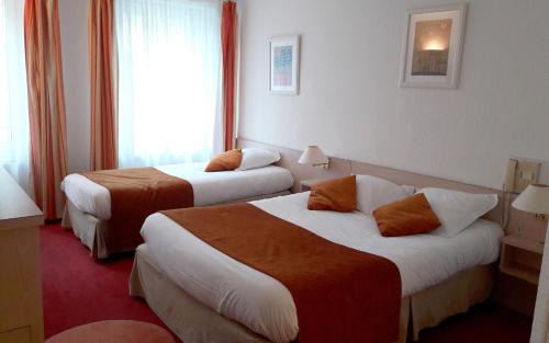 Sainte-Menehould Hotel | Discover Comfort at Logis Le Cheval Rouge: Pet Friendly & Pool