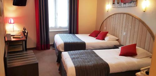 Saint-Leonard-de-Noblat Hotel | Cozy Logis Le Relais Saint Jacques: Pet-Friendly & Family Fun