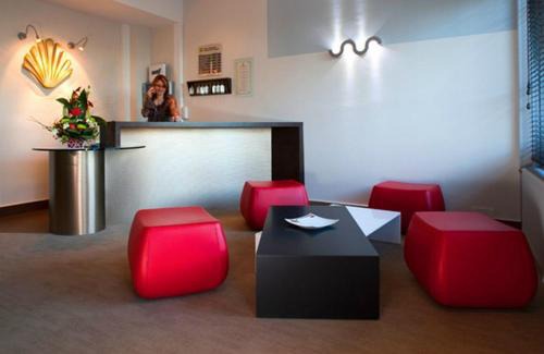 Saint-Leonard-de-Noblat Hotel | Cozy Logis Le Relais Saint Jacques: Pet-Friendly & Family Fun