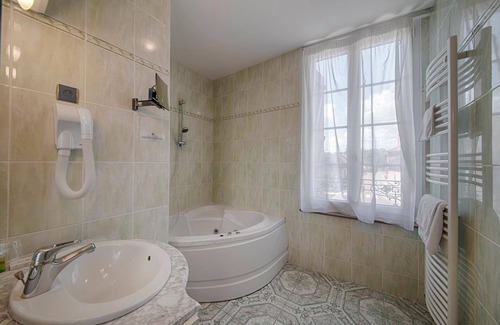 Piney Hotel | Relax at LOGIS Le Tadorne: Pool, Spa & Family-Friendly