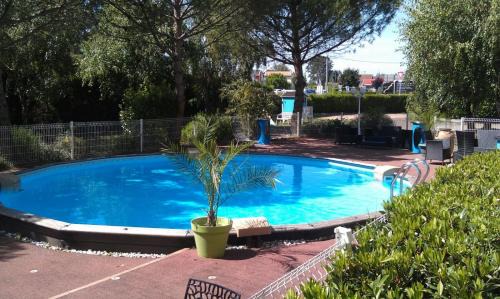 Lux Hotel | Cozy Logis Les Charmilles with Pool and Ocean Views