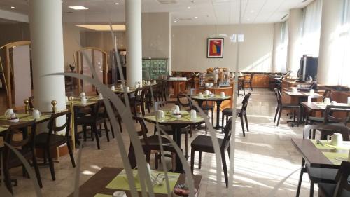 Saint-Maurice-de-Beynost Hotel | Discover Logis Lyon Est Porte de l'Ain with Pool & Dining