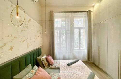 Budavar Apartment | Discover Logodi Apartment: 4-Star Stay with Free Parking