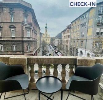 Budavar Apartment | Discover Logodi Apartment: 4-Star Stay with Free Parking