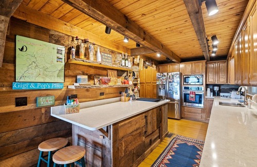 Wolf Laurel Cabin | Relaxing Logs of Luxury Cabin - Perfect for Golf Lovers