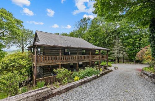 Wolf Laurel House | Elegant Retreat at Logs Of Luxury - Family-Friendly Stay