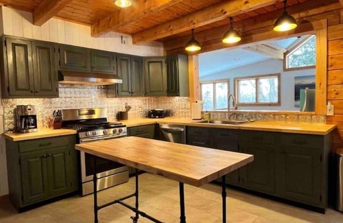 Maplecrest Cabin | Delightful Windham Cabin with Hot Tub & Pet-Friendly Stay