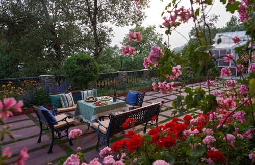 The Mall Road Villa | Experience Lohonostays Soni Estate: Spa & Family Friendly