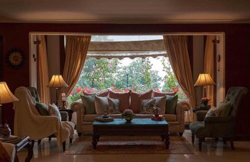 The Mall Road Villa | Experience Lohonostays Soni Estate: Spa & Family Friendly