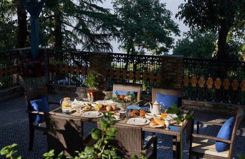 The Mall Road Villa | Experience Lohonostays Soni Estate: Spa & Family Friendly