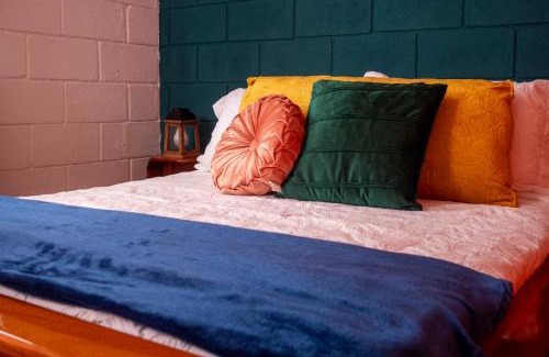Chinatown House | Cozy Lolas Hostal: Double Room with Private Bath & Kitchen