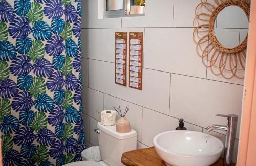 Chinatown House | Cozy Lolas Hostal: Double Room with Private Bath & Kitchen