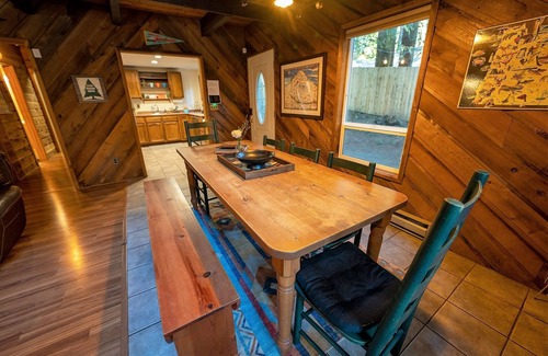 Zigzag Cabin | Relax at Lolo Lodge: Hot Tub & Trails to the River