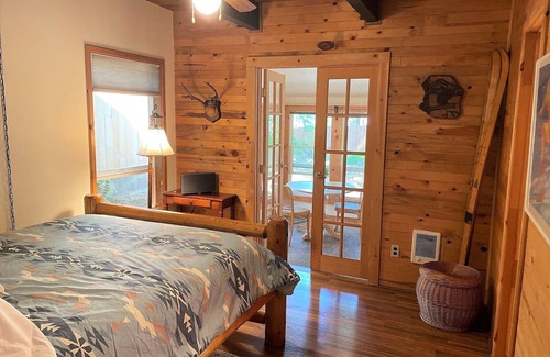 Zigzag Cabin | Relax at Lolo Lodge: Hot Tub & Trails to the River
