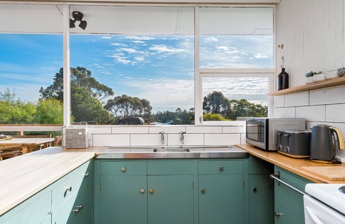 Coles Bay House | Cozy Escape: Steps to Beaches, Shops & Café with Spa