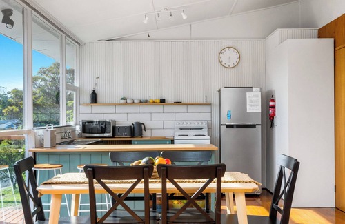 Coles Bay House | Cozy Escape: Steps to Beaches, Shops & Café with Spa