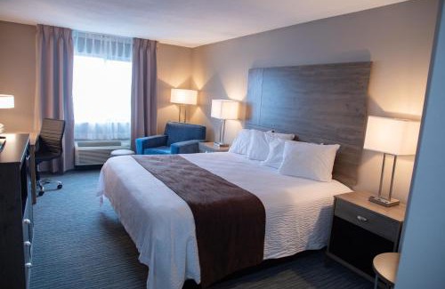 Lomira Hotel | Comfortable Lomira Inn and Suites with Pool & Family-Friendly Amenities