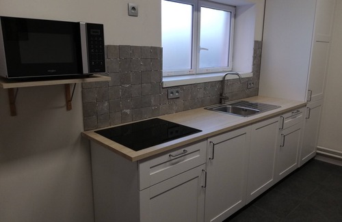 Lommel Hotel | Cozy Lommel Inn: Free WiFi, Kitchen & 24/7 Check-In