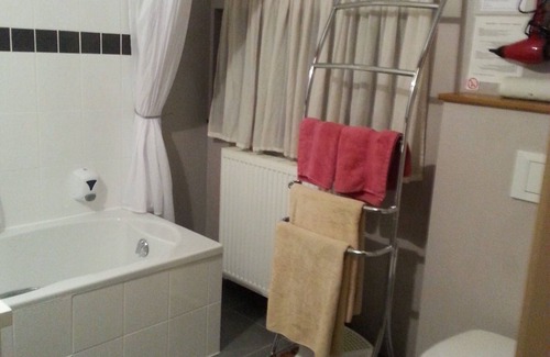 Lotenhulle Bed & Breakfast | Relaxing Stay at Lomolen B&B with Spa & Family Amenities