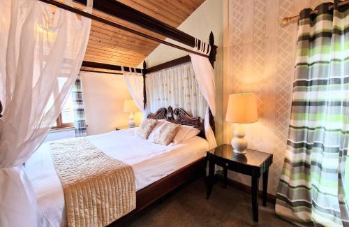 Kelty Ski Chalet | Pet-Friendly Lomond 3 with Private Hot Tub Near Loch Leven