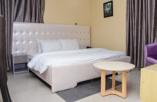 Port Harcourt Hotel | Experience Comfort at Londa Hotel with Pool & Dining