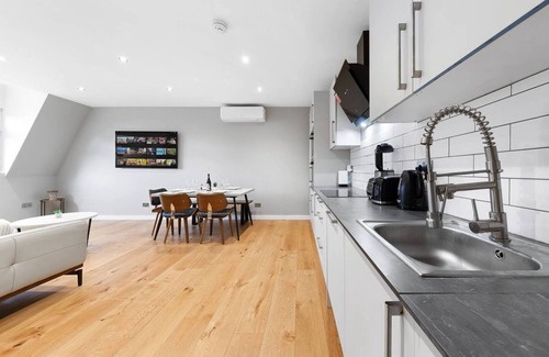 Chaucer Apartment | London Bridge Luxury by Sol Haven