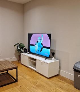 West Ealing Apartment | Family-Friendly London City Apartment with Great Amenities