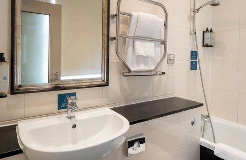 Waddon Hotel | Inviting London Croydon Aerodrome Hotel with Spa & Dining
