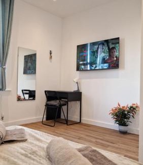 St. Helen's Apartment | Comfortable Child-Friendly Stay in London Kensington Room