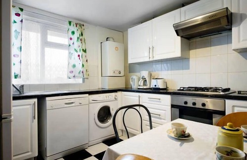 Wood Green Apartment | Discover Wood Green: Top-Rated Hotel with Spa & Kitchen