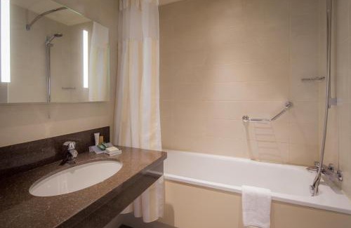 Tea Green Hotel | Convenient Stay at Hilton Garden Inn Luton North