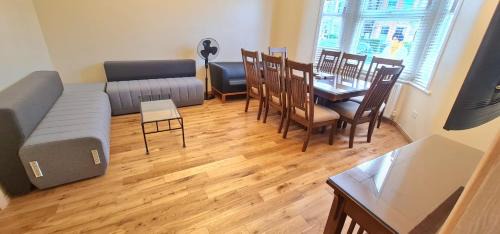 Valentines Apartment | Elegant London Flat with Garden, Free Parking & 4 Min to Station