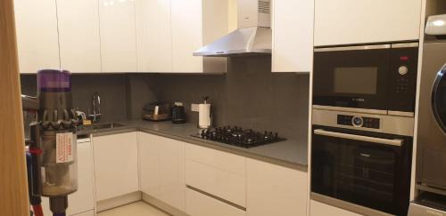 Valentines Apartment | Elegant London Flat with Garden, Free Parking & 4 Min to Station