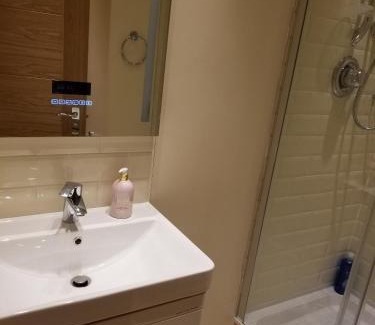 Clayhall Apartment | Spacious 4-Bedroom London Apartment Near the Station