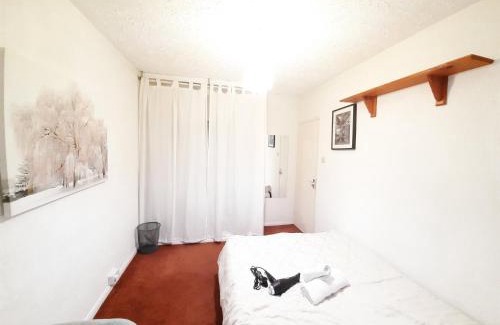 New Addington House | Explore London North Downs: Highly Rated Guest Rooms