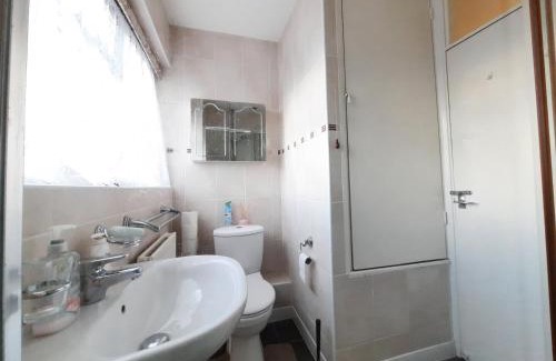 New Addington House | Explore London North Downs: Highly Rated Guest Rooms