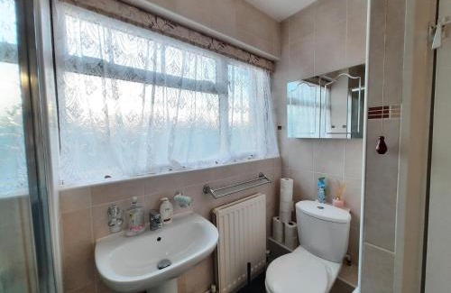 New Addington House | Explore London North Downs: Highly Rated Guest Rooms
