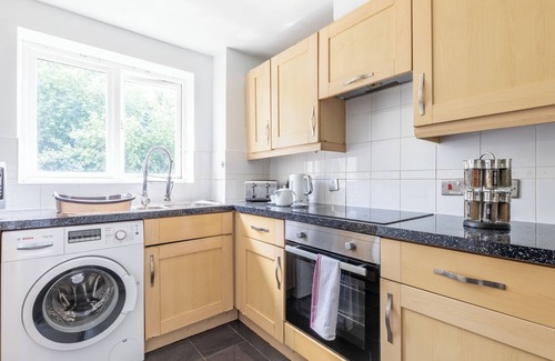 Woolwich Apartment | Pet-Friendly Oasis in Woolwich Arsenal with Restaurant & More