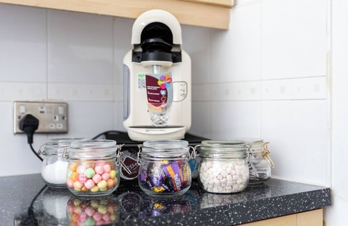 Woolwich Apartment | Pet-Friendly Oasis in Woolwich Arsenal with Restaurant & More