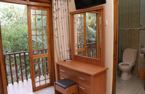 Anuradhapura Hotel | Budget-Friendly London Palace with Pool and Family Amenities